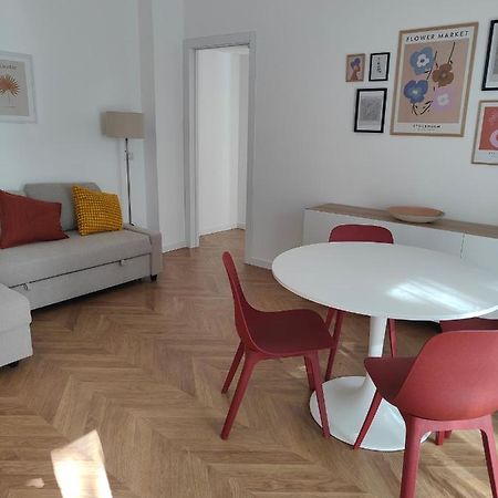 Elegante Bilocale A Milano Con Balcone Apartment Exterior foto