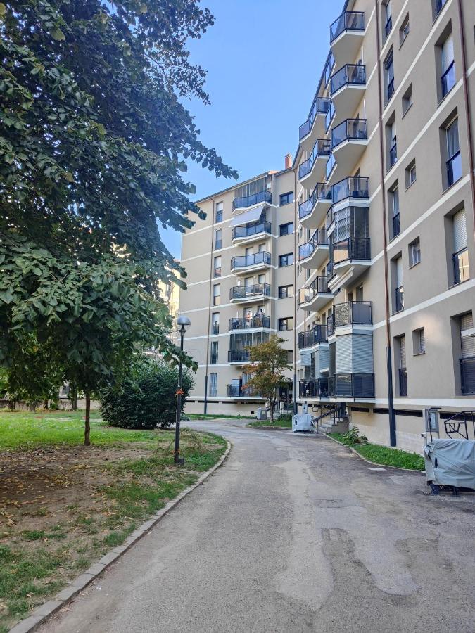 Elegante Bilocale A Milano Con Balcone Apartment Exterior foto